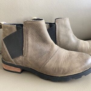 SOREL genuine leather Ladies US 8 ankle boots taupe khaki green hue waterproof